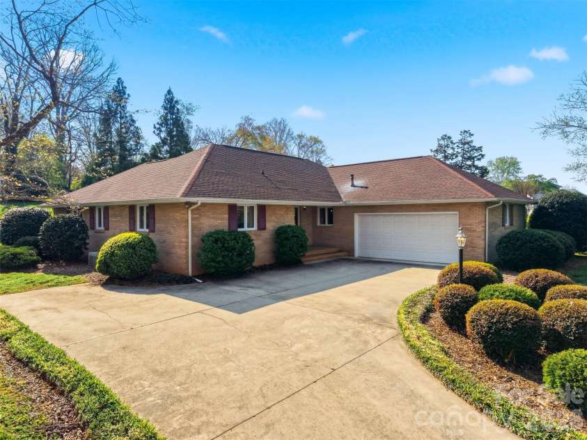 5523 Pine Lake Court, Hickory, NC 28601.  MLS# CAR4360684, YatesRealty ID 14090. 