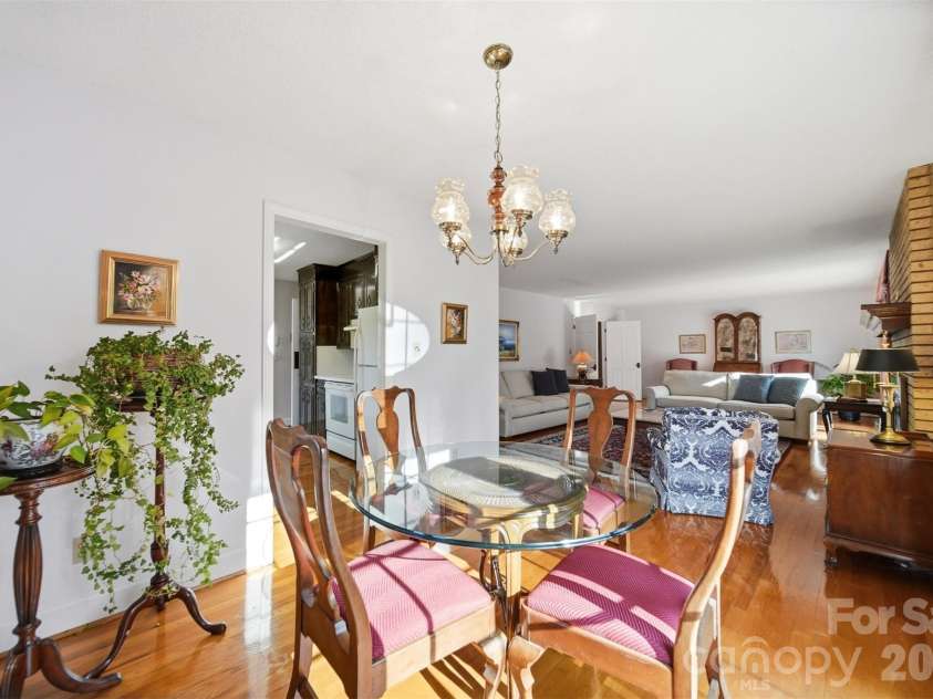 5523 Pine Lake Court, Hickory, NC 28601.  MLS# CAR4360684, YatesRealty ID 14090. 