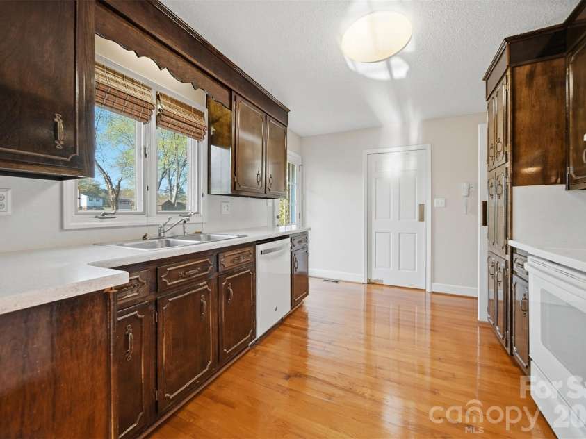 5523 Pine Lake Court, Hickory, NC 28601.  MLS# CAR4360684, YatesRealty ID 14090. 