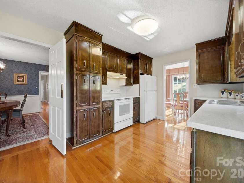5523 Pine Lake Court, Hickory, NC 28601.  MLS# CAR4360684, YatesRealty ID 14090. 