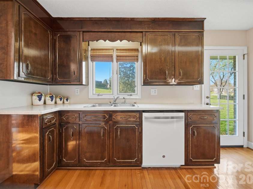 5523 Pine Lake Court, Hickory, NC 28601.  MLS# CAR4360684, YatesRealty ID 14090. 