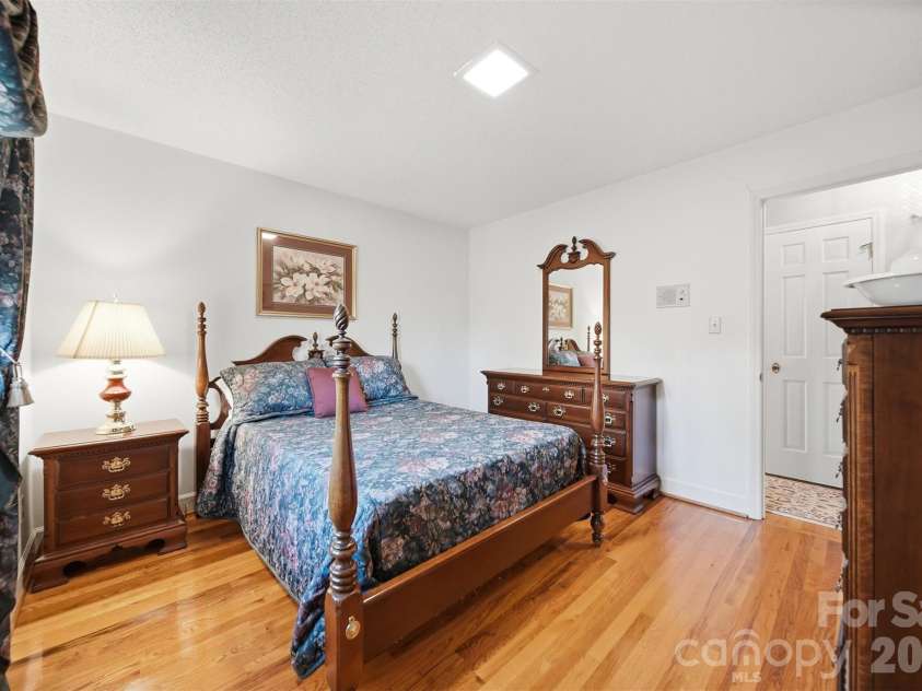 5523 Pine Lake Court, Hickory, NC 28601.  MLS# CAR4360684, YatesRealty ID 14090. 