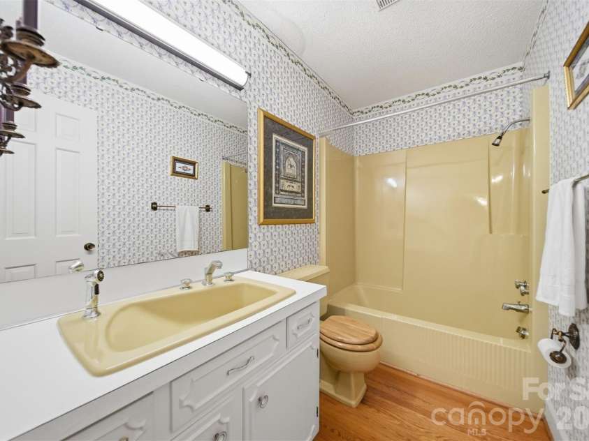 5523 Pine Lake Court, Hickory, NC 28601.  MLS# CAR4360684, YatesRealty ID 14090. 