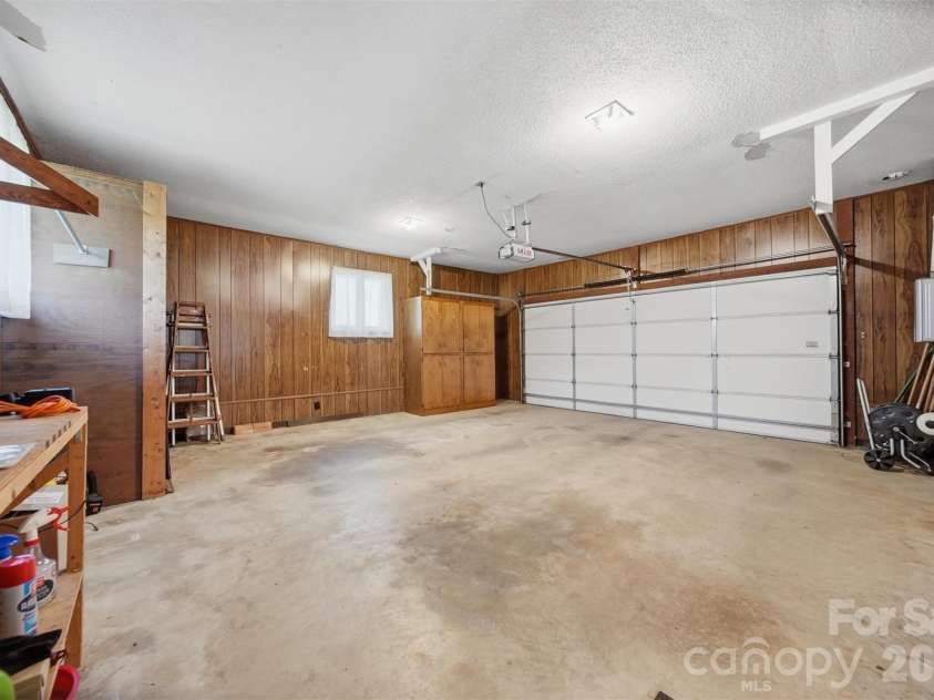 5523 Pine Lake Court, Hickory, NC 28601.  MLS# CAR4360684, YatesRealty ID 14090. 