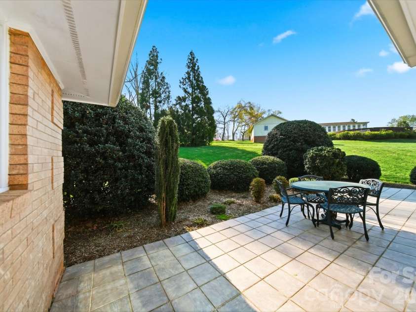 5523 Pine Lake Court, Hickory, NC 28601.  MLS# CAR4360684, YatesRealty ID 14090. 