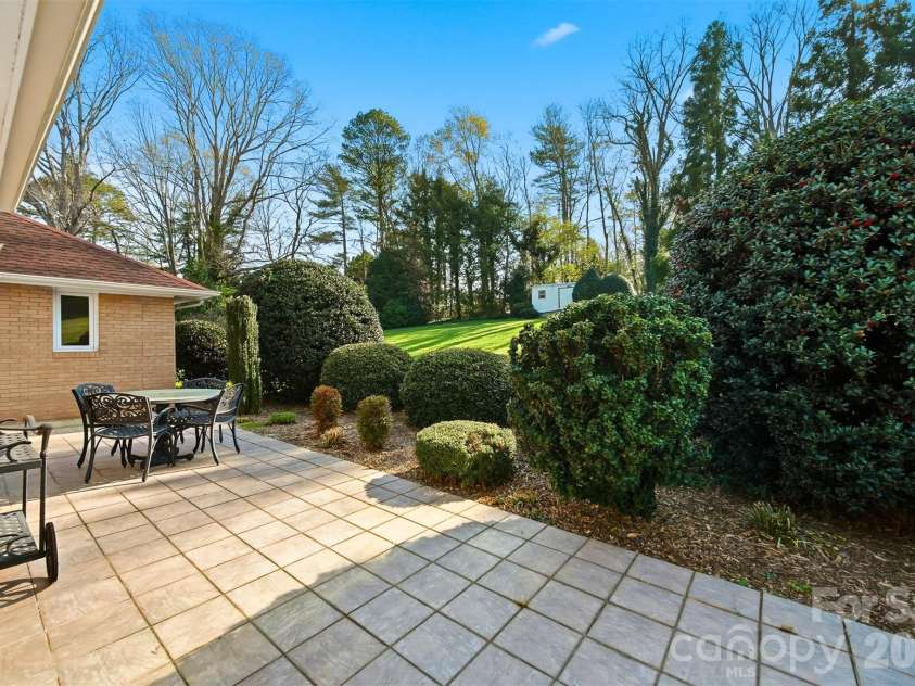 5523 Pine Lake Court, Hickory, NC 28601.  MLS# CAR4360684, YatesRealty ID 14090. 