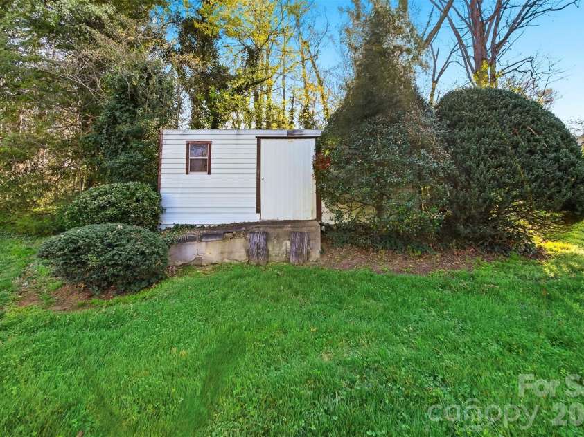 5523 Pine Lake Court, Hickory, NC 28601.  MLS# CAR4360684, YatesRealty ID 14090. 