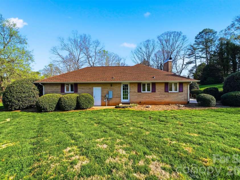 5523 Pine Lake Court, Hickory, NC 28601.  MLS# CAR4360684, YatesRealty ID 14090. 