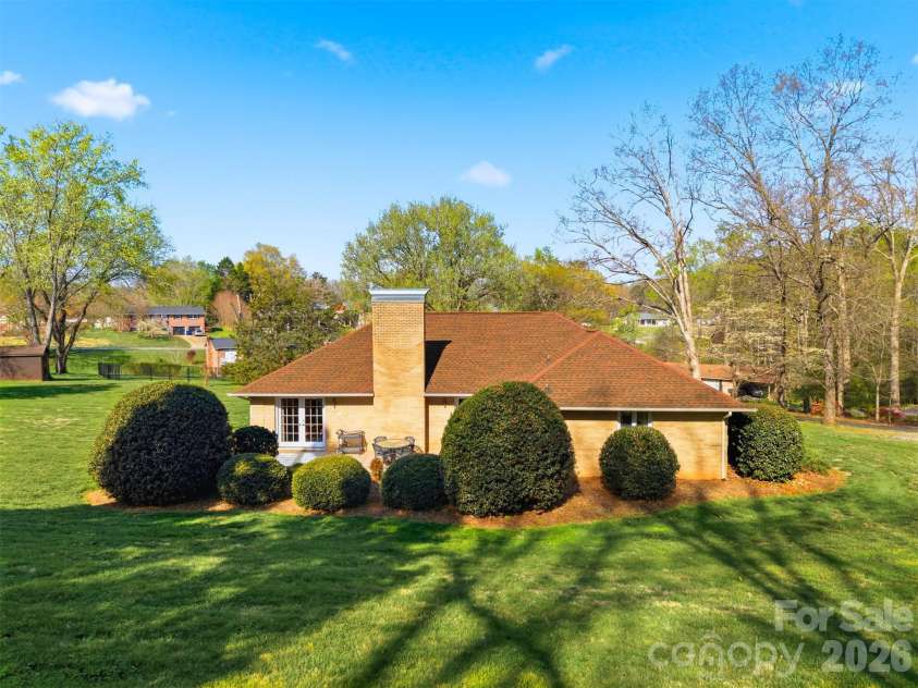 5523 Pine Lake Court, Hickory, NC 28601.  MLS# CAR4360684, YatesRealty ID 14090. 