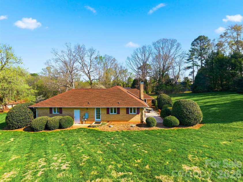 5523 Pine Lake Court, Hickory, NC 28601.  MLS# CAR4360684, YatesRealty ID 14090. 