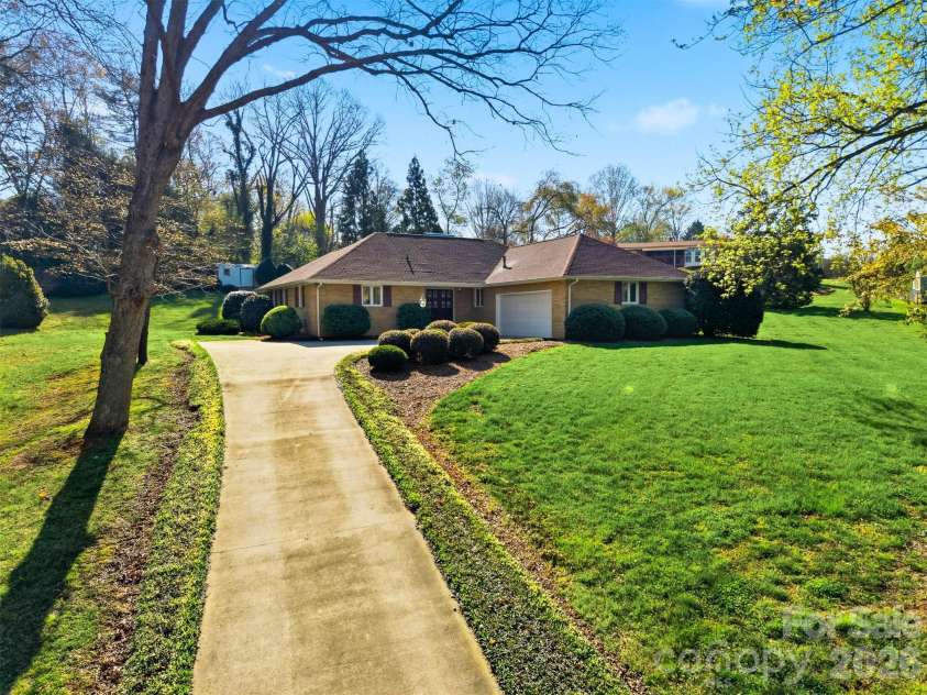 5523 Pine Lake Court, Hickory, NC 28601.  MLS# CAR4360684, YatesRealty ID 14090. 