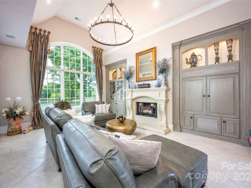 140 Lightship Drive, Mooresville, NC 28117.  MLS# CAR4253986, YatesRealty ID 14092. Soaring Ceilings Throughout