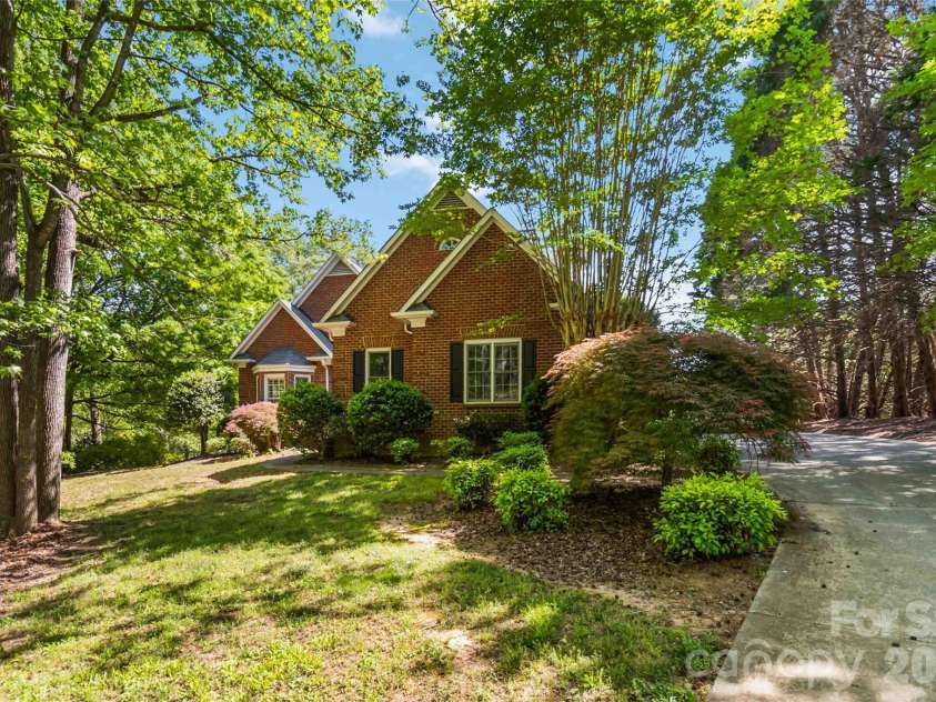 6208 Highview Road, Matthews, NC 28104.  MLS# CAR4363062, YatesRealty ID 14093. 
