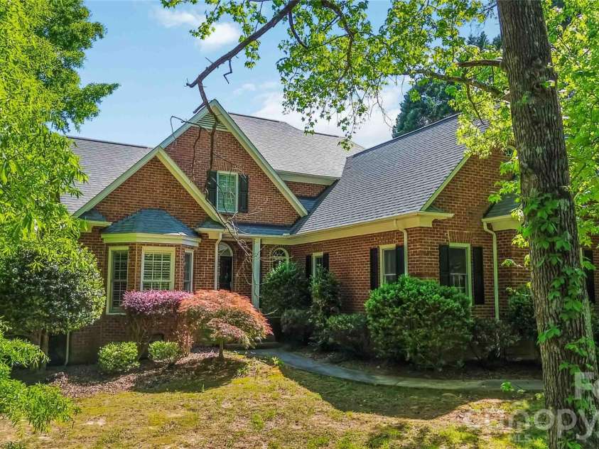 6208 Highview Road, Matthews, NC 28104.  MLS# CAR4363062, YatesRealty ID 14093. 