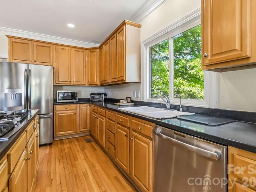 6208 Highview Road, Matthews, NC 28104.  MLS# CAR4363062, YatesRealty ID 14093. 