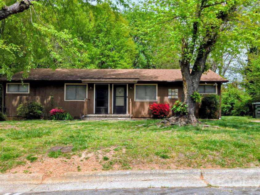 475 13th Avenue, Hickory, NC 28601.  MLS# CAR4366691, YatesRealty ID 14097. 