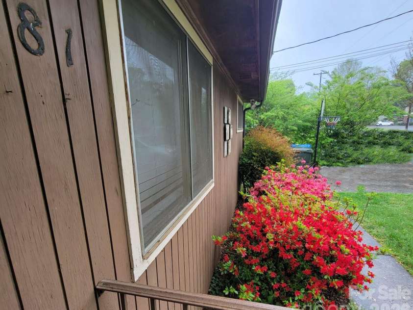 475 13th Avenue, Hickory, NC 28601.  MLS# CAR4366691, YatesRealty ID 14097. 