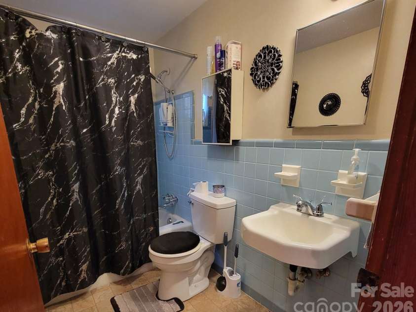 475 13th Avenue, Hickory, NC 28601.  MLS# CAR4366691, YatesRealty ID 14097. 