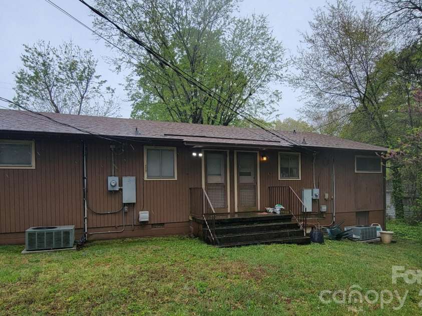 475 13th Avenue, Hickory, NC 28601.  MLS# CAR4366691, YatesRealty ID 14097. Covered Front and Back Entrances