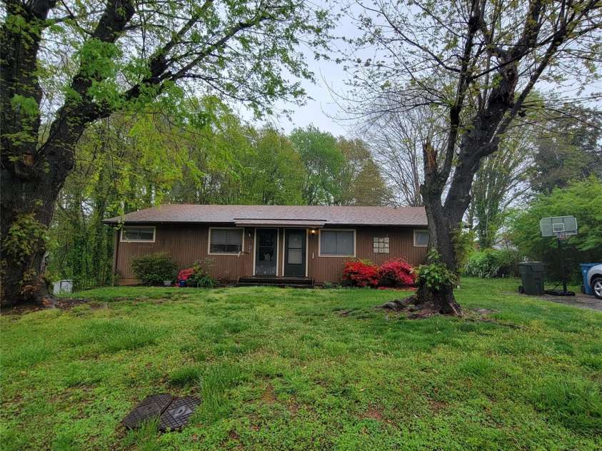 475 13th Avenue, Hickory, NC 28601.  MLS# CAR4366691, YatesRealty ID 14097. Each unit has driveway