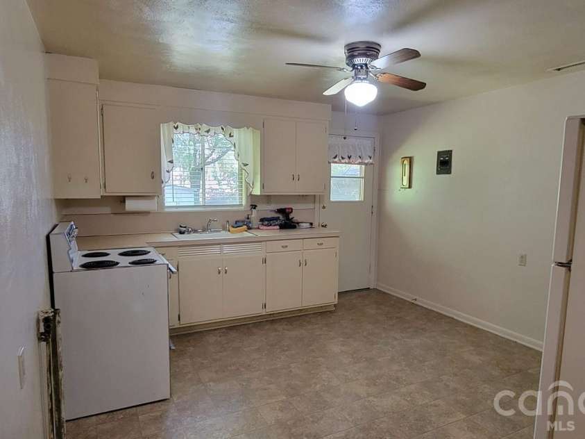 475 13th Avenue, Hickory, NC 28601.  MLS# CAR4366691, YatesRealty ID 14097. Kitchen