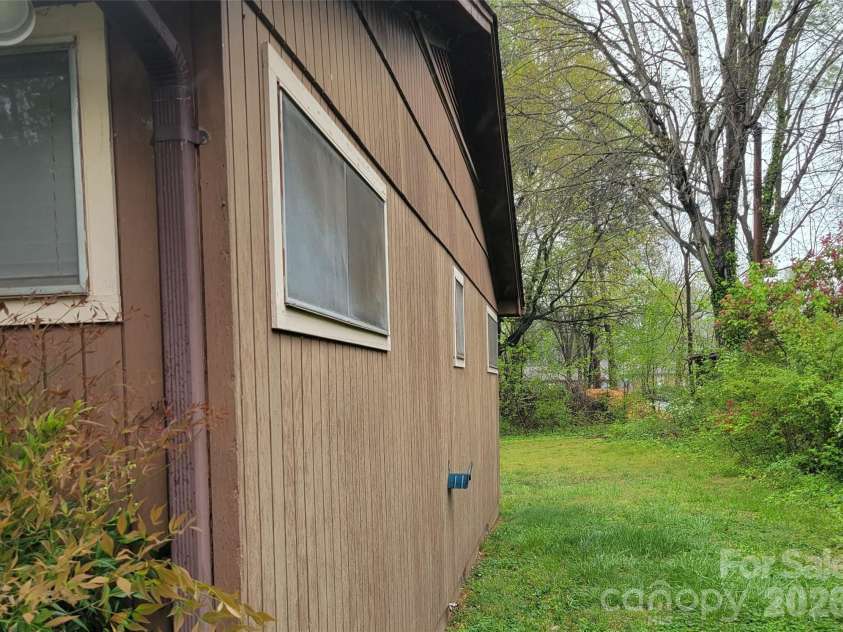 475 13th Avenue, Hickory, NC 28601.  MLS# CAR4366691, YatesRealty ID 14097. Side of Unit