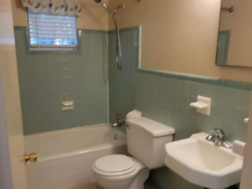 475 13th Avenue, Hickory, NC 28601.  MLS# CAR4366691, YatesRealty ID 14097. Tub with Shower