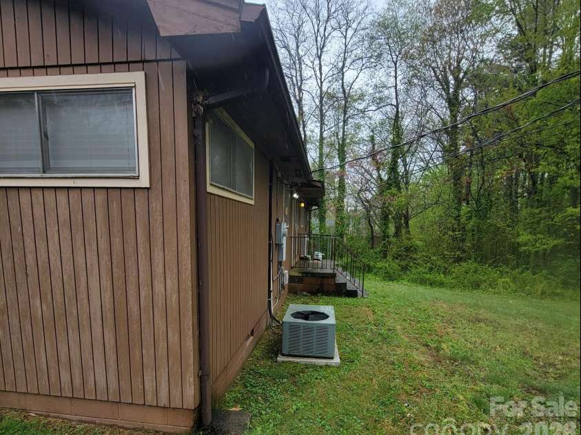 475 13th Avenue, Hickory, NC 28601.  MLS# CAR4366691, YatesRealty ID 14097. Wood Sided