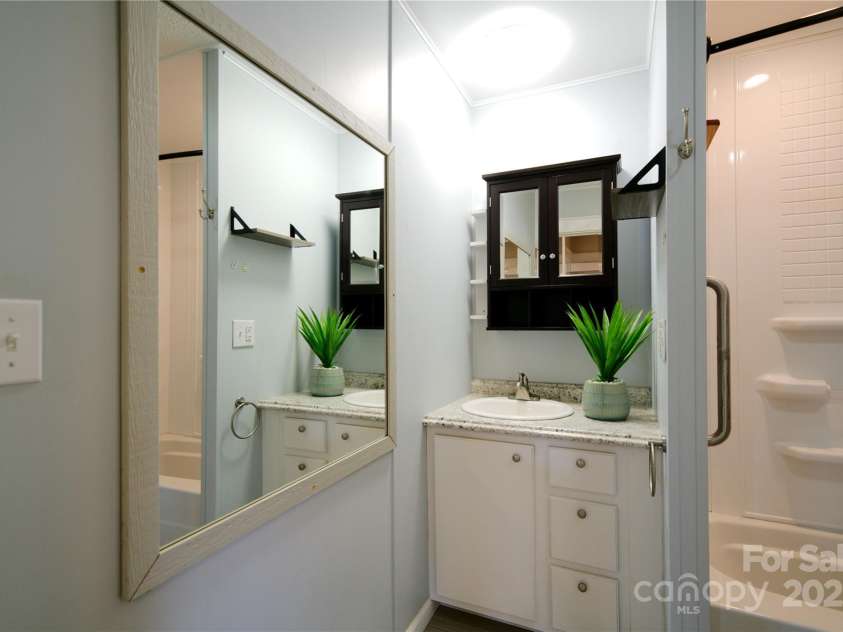 3039 Center Street, Hickory, NC 28601.  MLS# CAR4224312, YatesRealty ID 14098. Bathroom
