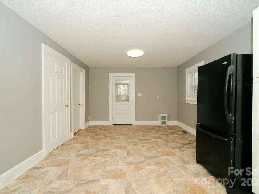 3039 Center Street, Hickory, NC 28601.  MLS# CAR4224312, YatesRealty ID 14098. Dining Area
