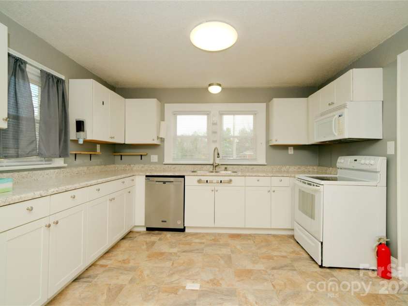 3039 Center Street, Hickory, NC 28601.  MLS# CAR4224312, YatesRealty ID 14098. Kitchen