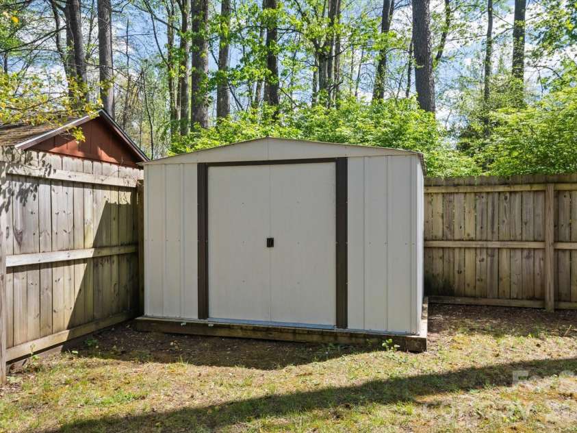 89 Carolina Avenue, Brevard, NC 28712.  MLS# CAR4366083, YatesRealty ID 14098. 