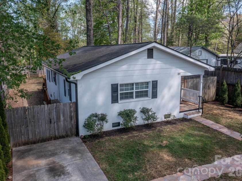 89 Carolina Avenue, Brevard, NC 28712.  MLS# CAR4366083, YatesRealty ID 14098. 