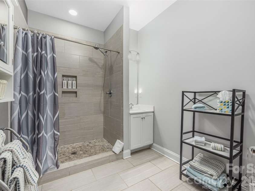 1325 Lytton Lane, Catawba, NC 28609.  MLS# CAR4370992, YatesRealty ID 14099. 2nd full bathroom