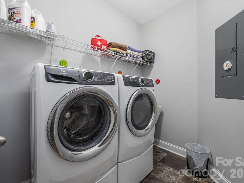 1325 Lytton Lane, Catawba, NC 28609.  MLS# CAR4370992, YatesRealty ID 14099. Laundry w laundry sink
