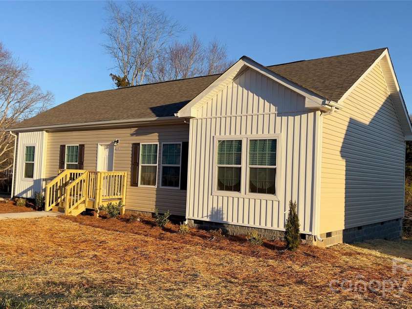 819 Wellwood Avenue, Statesville, NC 28677.  MLS# CAR4215164, YatesRealty ID 14099. 