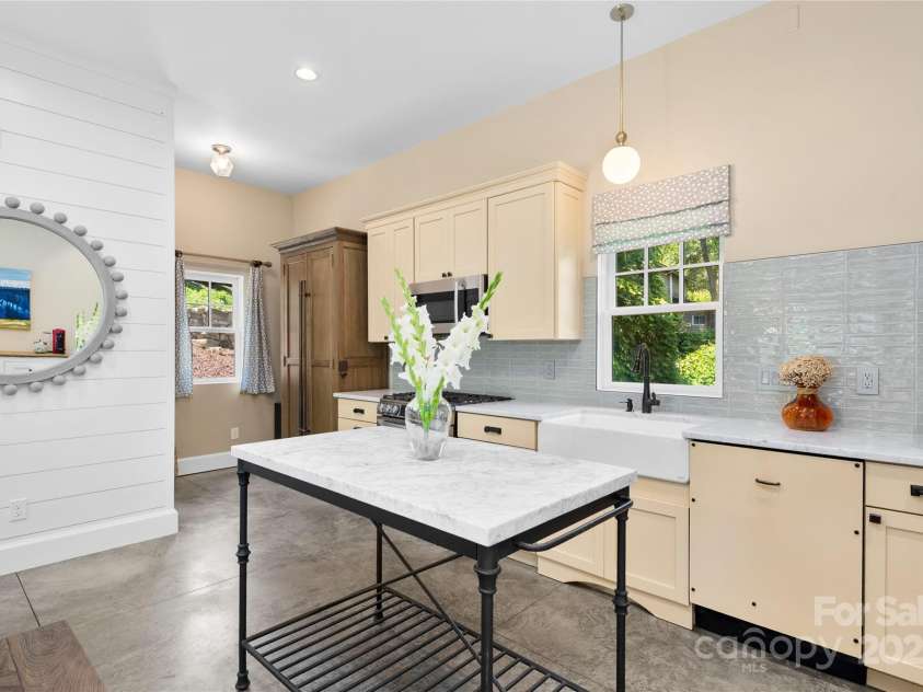 195 Jordan Street, Hendersonville, NC 28739.  MLS# CAR4276195, YatesRealty ID 141. 