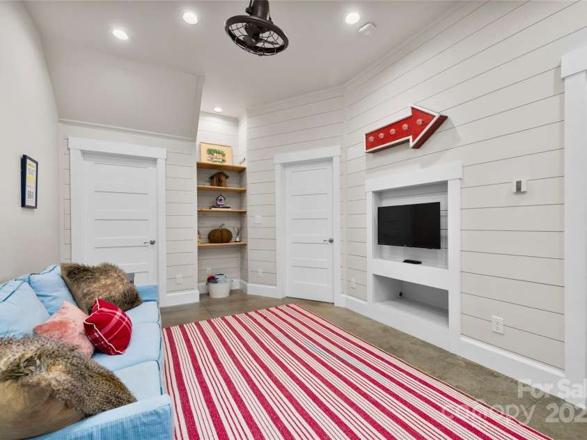 195 Jordan Street, Hendersonville, NC 28739.  MLS# CAR4276195, YatesRealty ID 141. 