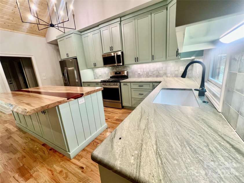 397 Soquili Drive, Brevard, NC 28712.  MLS# CAR4206304, YatesRealty ID 1410. Beautiful Counter Tops