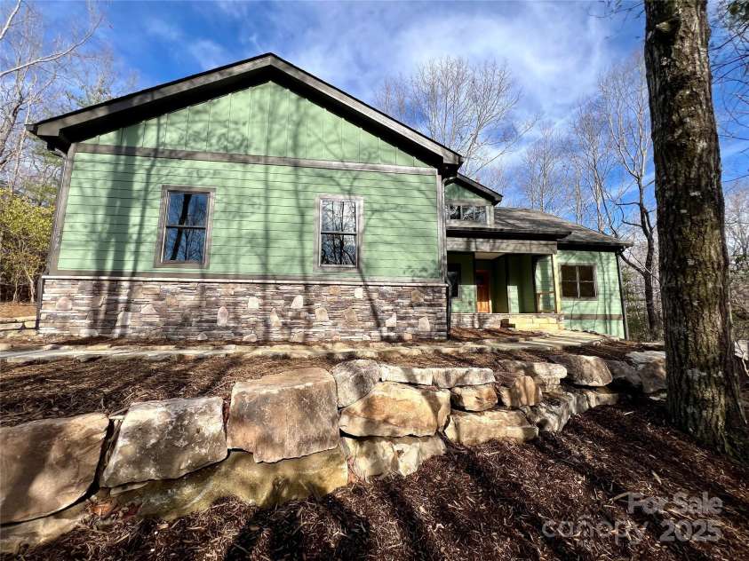397 Soquili Drive, Brevard, NC 28712.  MLS# CAR4206304, YatesRealty ID 1410. Boulder Wall