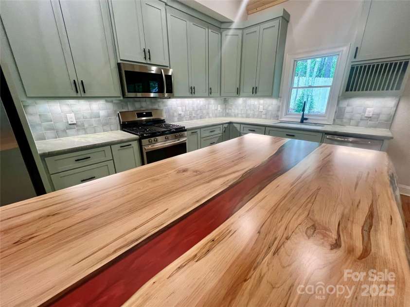 397 Soquili Drive, Brevard, NC 28712.  MLS# CAR4206304, YatesRealty ID 1410. Custom Island Top