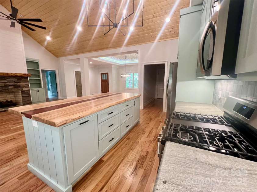 397 Soquili Drive, Brevard, NC 28712.  MLS# CAR4206304, YatesRealty ID 1410. Gas Stove