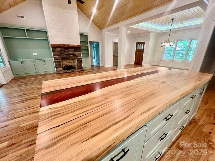 397 Soquili Drive, Brevard, NC 28712.  MLS# CAR4206304, YatesRealty ID 1410. Island to Great Room