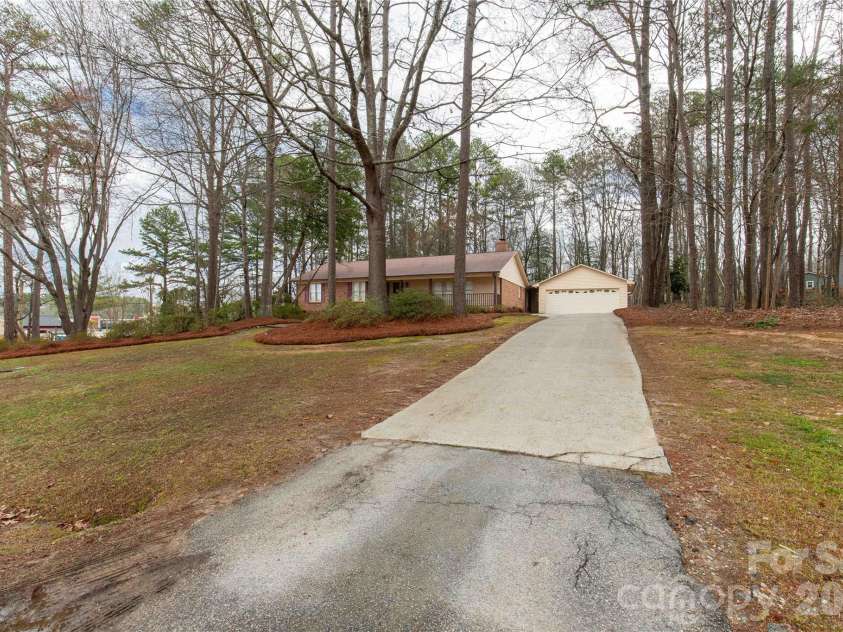 721 Clarendon Drive, Lancaster, SC 29720.  MLS# CAR4354329, YatesRealty ID 14100. 