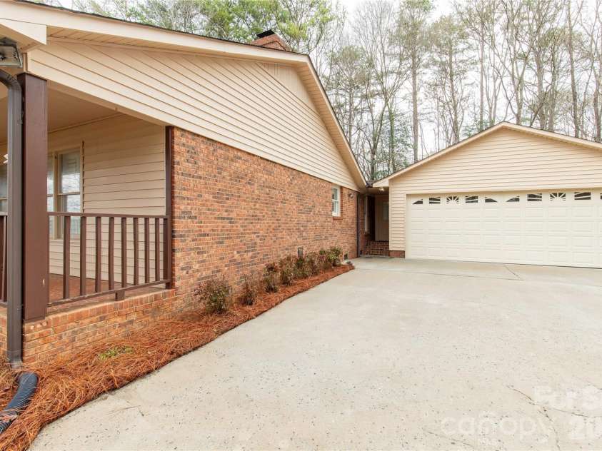 721 Clarendon Drive, Lancaster, SC 29720.  MLS# CAR4354329, YatesRealty ID 14100. 