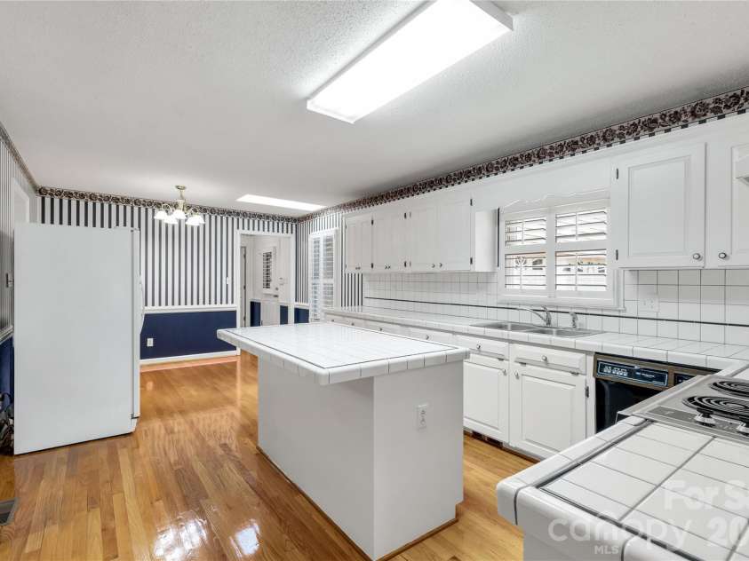 721 Clarendon Drive, Lancaster, SC 29720.  MLS# CAR4354329, YatesRealty ID 14100. 