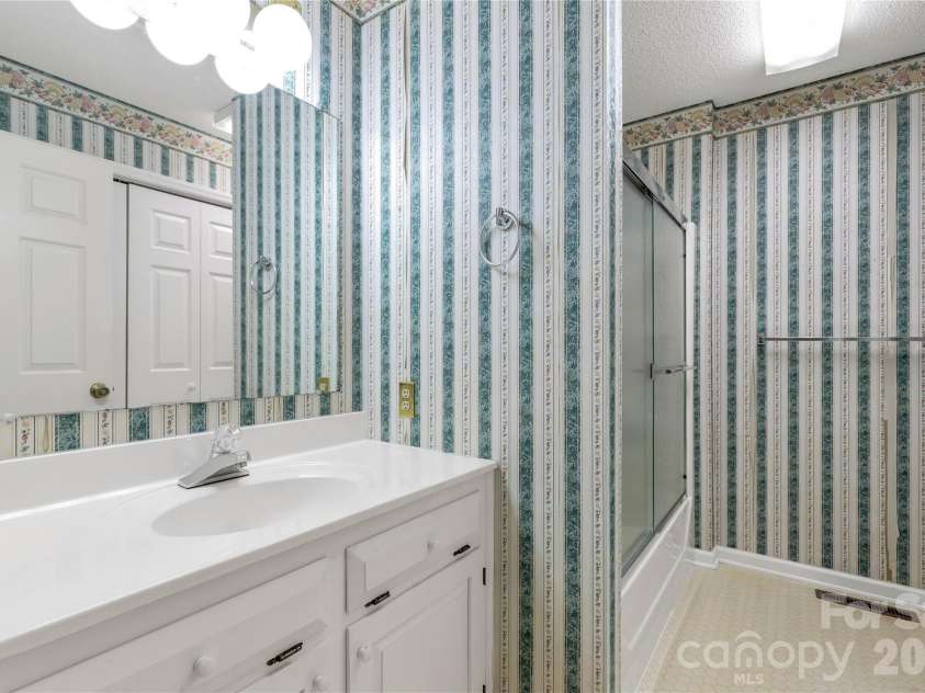 721 Clarendon Drive, Lancaster, SC 29720.  MLS# CAR4354329, YatesRealty ID 14100. 