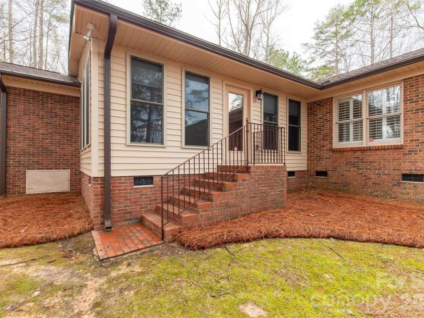 721 Clarendon Drive, Lancaster, SC 29720.  MLS# CAR4354329, YatesRealty ID 14100. 