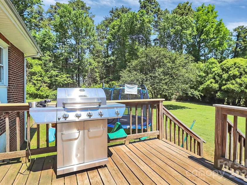 1105 Point Road, Belmont, NC 28012.  MLS# CAR4255588, YatesRealty ID 14101. 