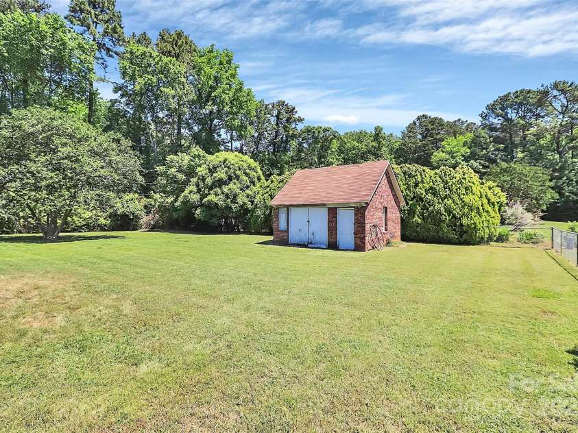 1105 Point Road, Belmont, NC 28012.  MLS# CAR4255588, YatesRealty ID 14101. 
